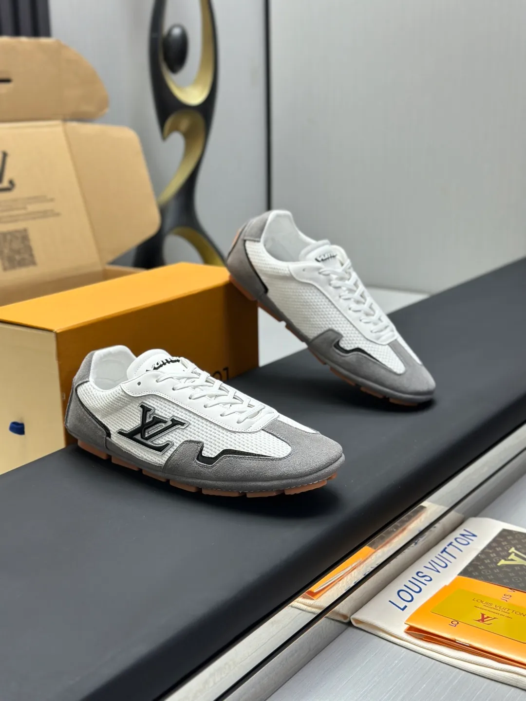 👟👟Ex-factory price 680👟👟 (Top version fully packaged) LV Louis Vuitton L Family Donkey Brand Latest Rally Series Mesh Casual Sports Shoes Doudou Shoes Original purchase, development and production This LV Rally sports shoe is made of suede cow leather and mesh fabric, and a rubber pad outsole is incorporated into the driving shoe configuration, making it a modern choice that is both comfortable and light. The LV letters on the side, the handwritten Louis Vuitton logo on the rear, and the Vuitton logo on the tongue and outsole jointly brand the brand mark. Exquisite packaging at the delivery counter🛍📦 ▪️Fabric: Original customized imported mesh + cowhide ▪️Inner lining: Original customized breathable mesh lining ▪️Outsole: Original molded anti-slip rubber material ▪️Sole thickness: 2CM ▪️Size: Men's 39-45